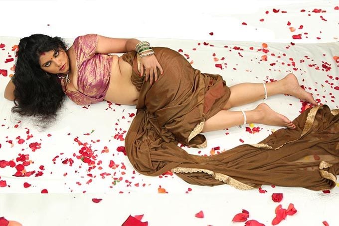 Indina Actress Hot Navel Show