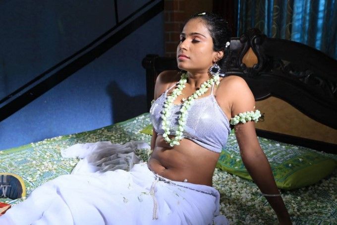 Indina Actress Hot Navel Show