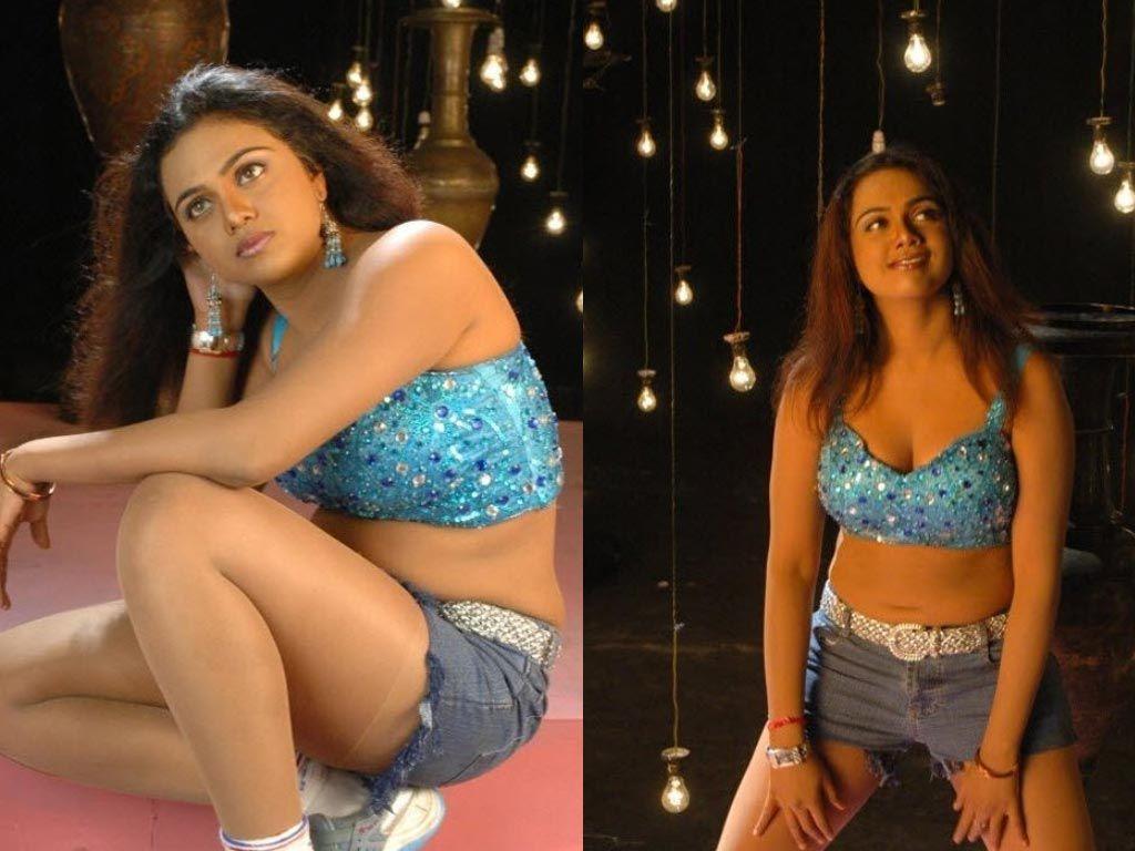 Item Girl Abhinaya Sri Unseen Hot Navel & Cleavage Show Stills