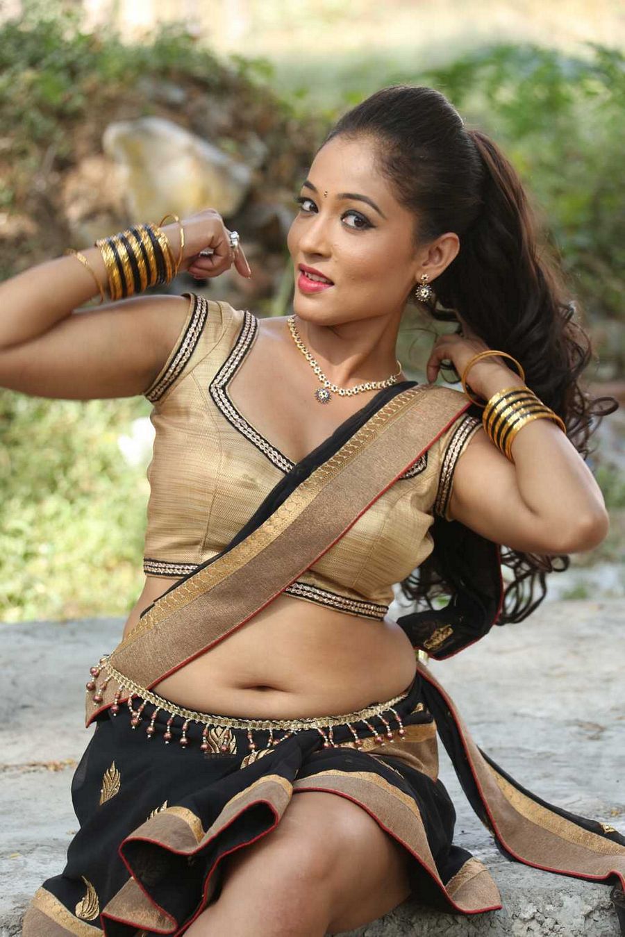 Item Girl Agnes Sonkar Hot Navel Stills