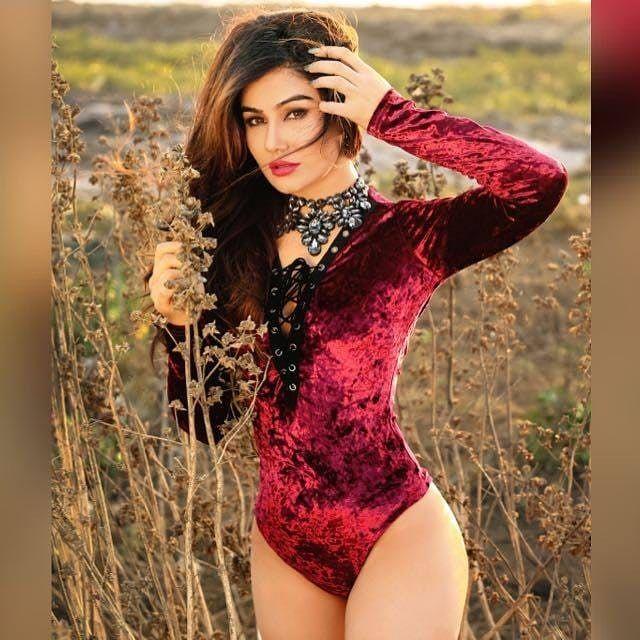 Kangna Sharma Hot Unseen Bikini & Swimwear Pictures Photos