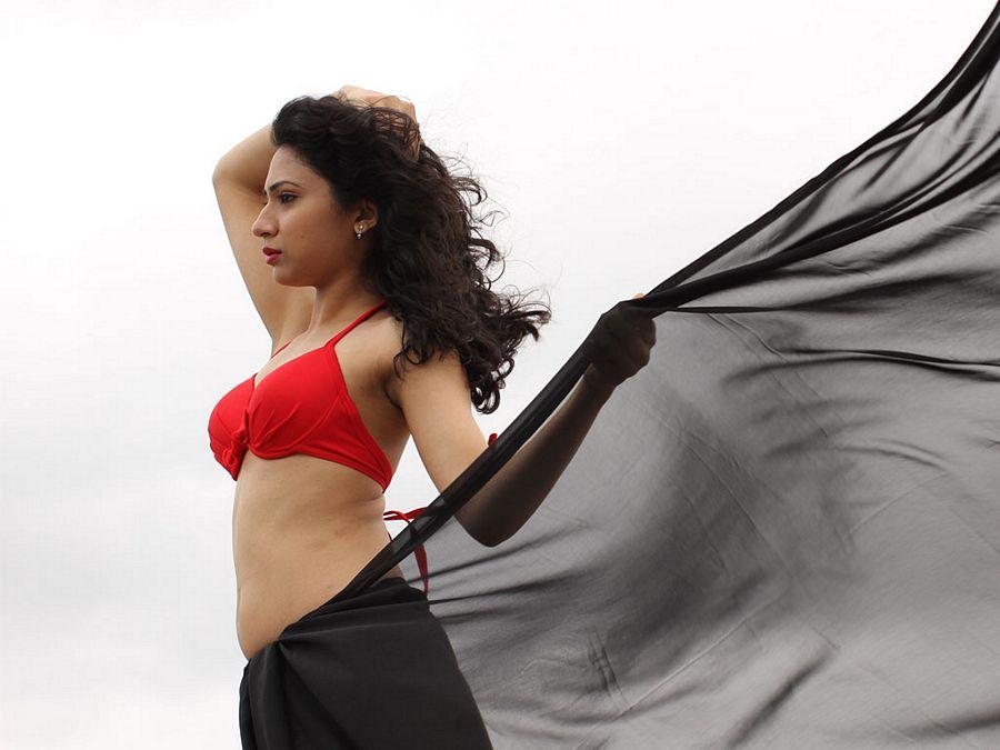 Kannada Celebs Actress Kamini Hot & Sexy Stills