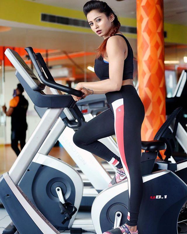 Kashish Chopra Hot Photos are too Hot to Handle!