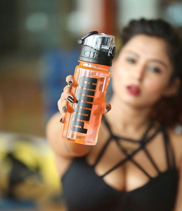 Kashish Chopra Hot Photos are too Hot to Handle!