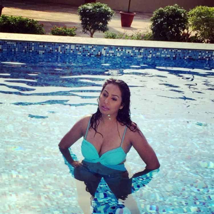 Kashmira Shah Share Her Hot And Sizzling Bikini Photos On Instagram
