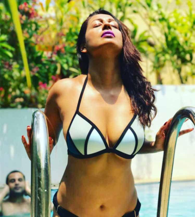 Kashmira Shah Share Her Hot And Sizzling Bikini Photos On Instagram