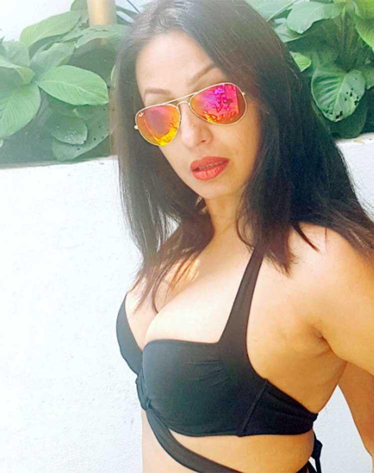 Kashmira Shah Share Her Hot And Sizzling Bikini Photos On Instagram