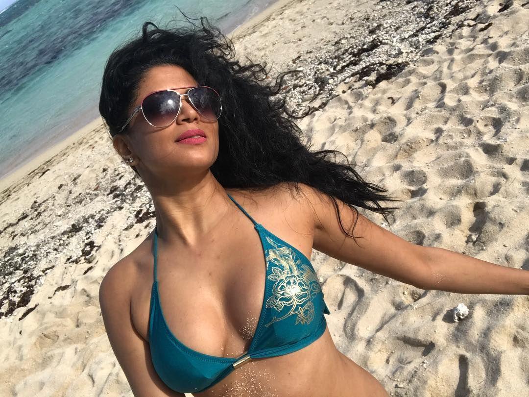Kavita Kaushik UNSEEN Photos Are So Hot to Handel See Her Bikini Images
