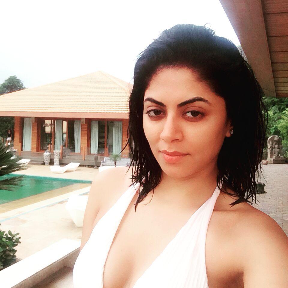 Kavita Kaushik UNSEEN Photos Are So Hot to Handel See Her Bikini Images