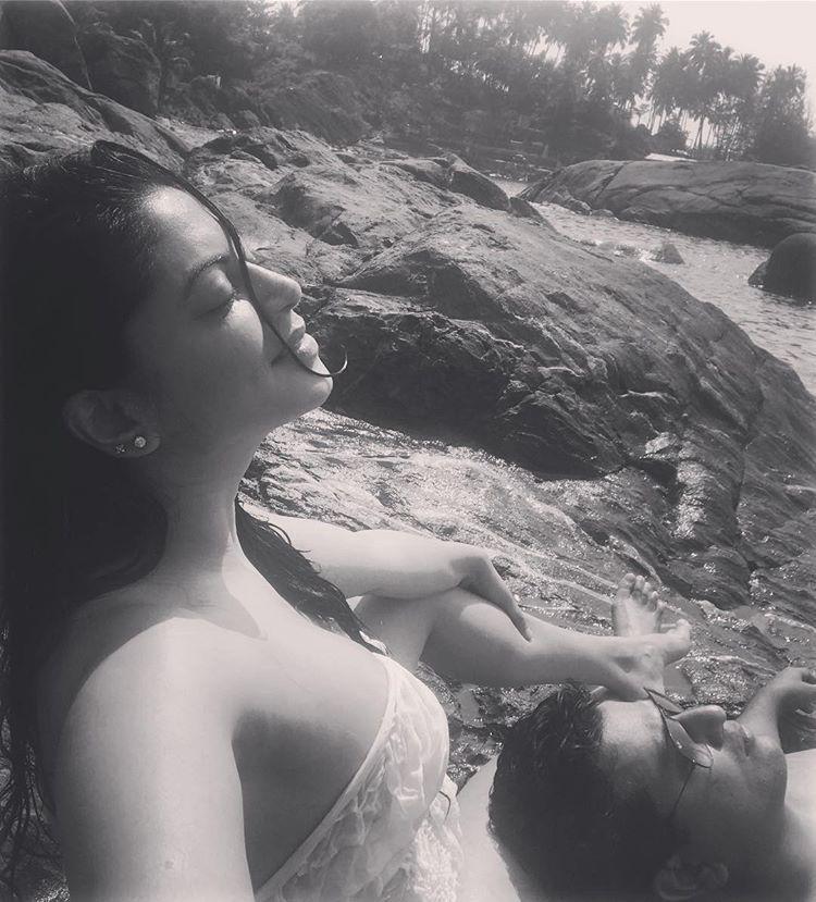 Kavita Kaushik UNSEEN Photos Are So Hot to Handel See Her Bikini Images