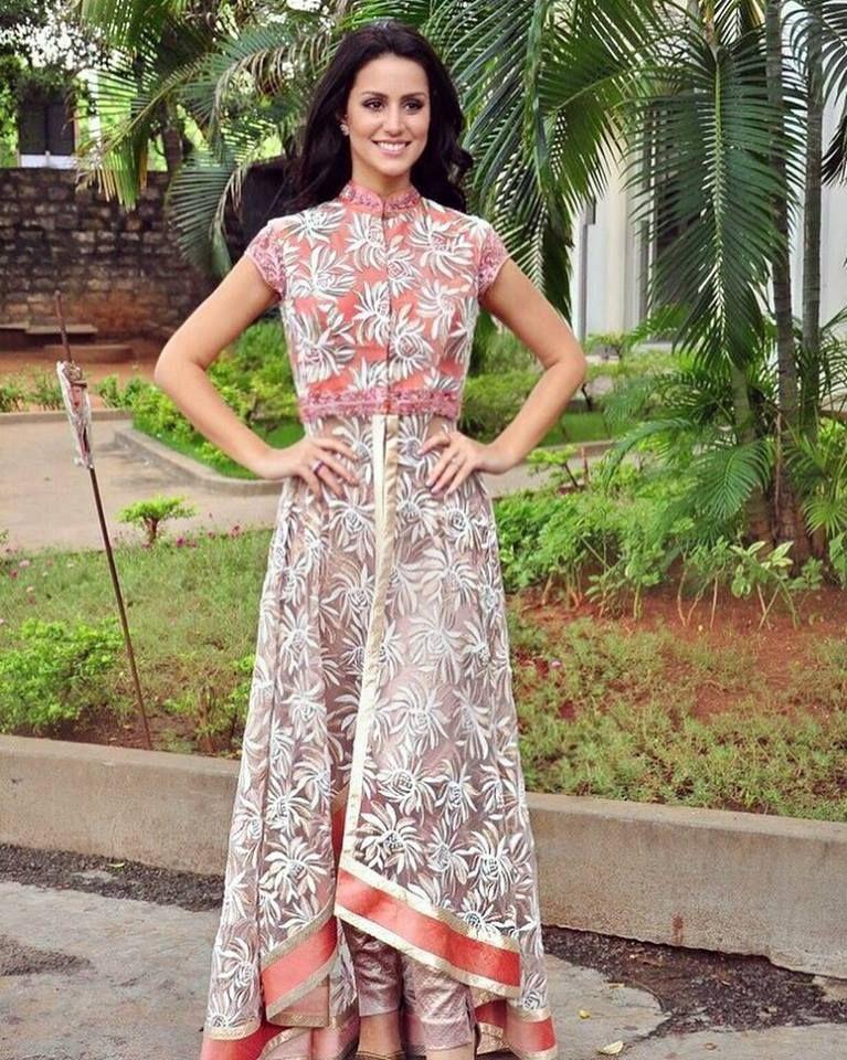 Larissa Bonesi Spicy Photos