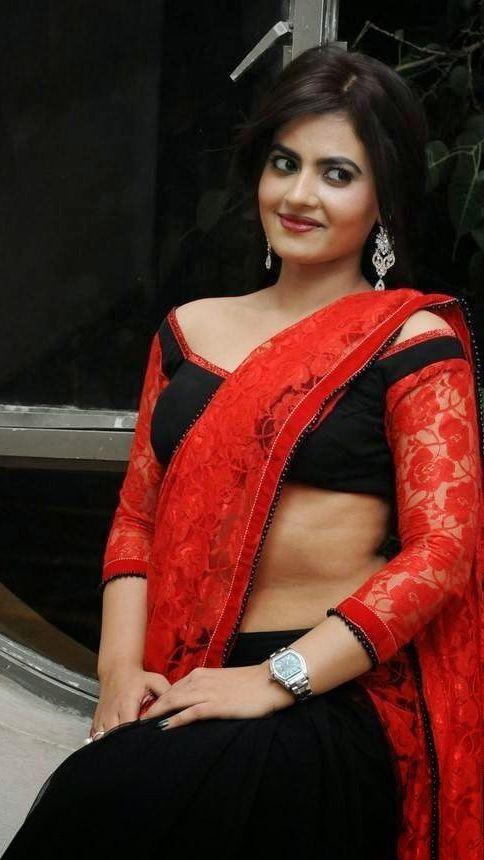 Leslie Tripathy Showing Hot Navel & Sexy Cleavage Pics