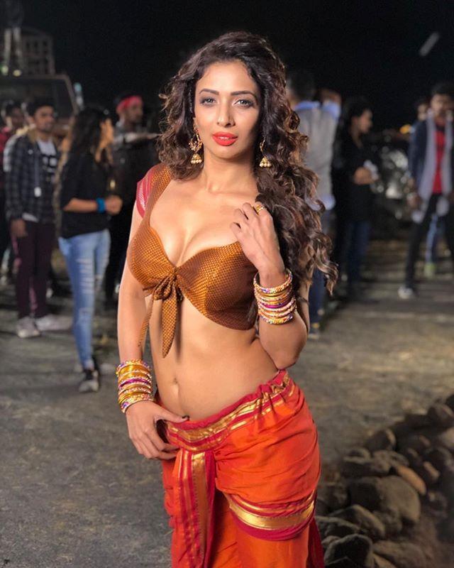 Heena Panchal Smokin Hot Bikini & Cleavage Photos Stills