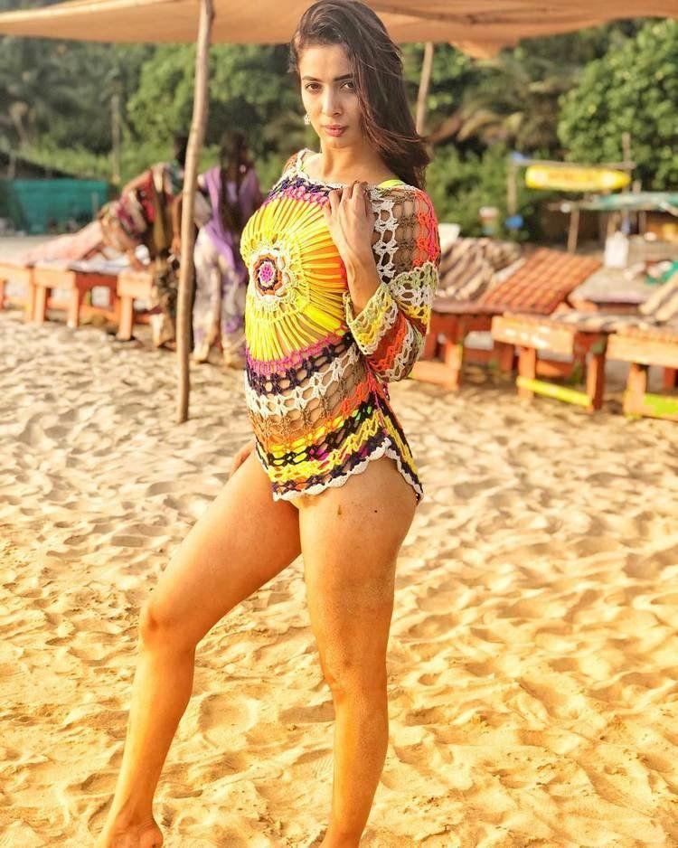 Heena Panchal Smokin Hot Bikini & Cleavage Photos Stills