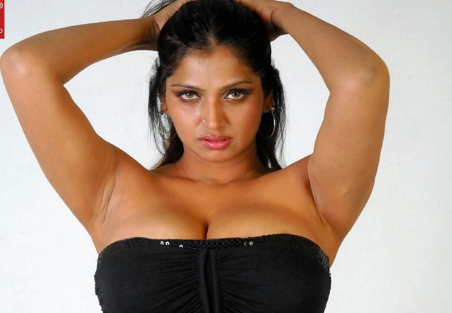 Mallu Actress Bhuvaneswari Hot Cleavage Photos