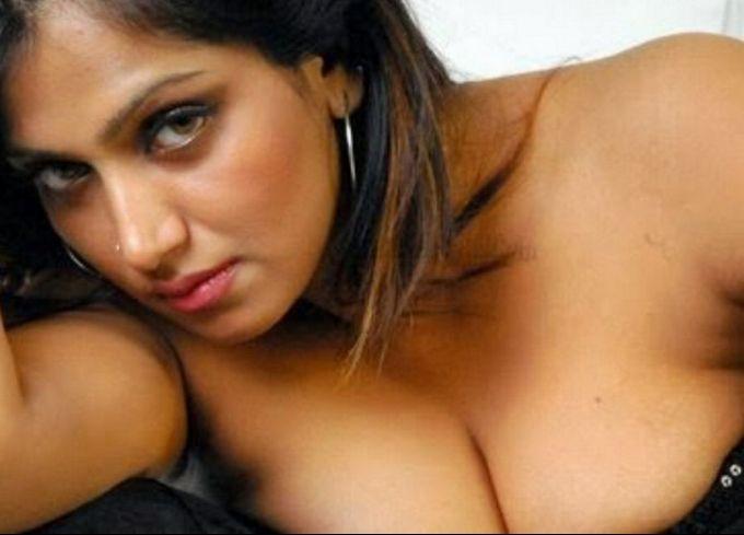Mallu Actress Bhuvaneswari unseen Hot & Spicy Cleavage Photos