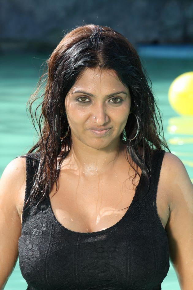 Mallu Actress Bhuvaneswari unseen Hot & Spicy Cleavage Photos