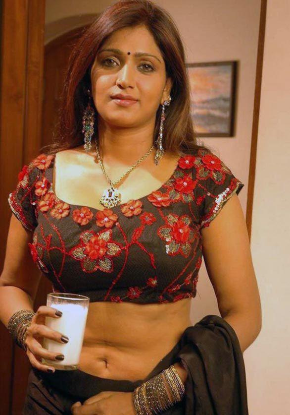 Mallu Actress Bhuvaneswari unseen Hot & Spicy Cleavage Photos