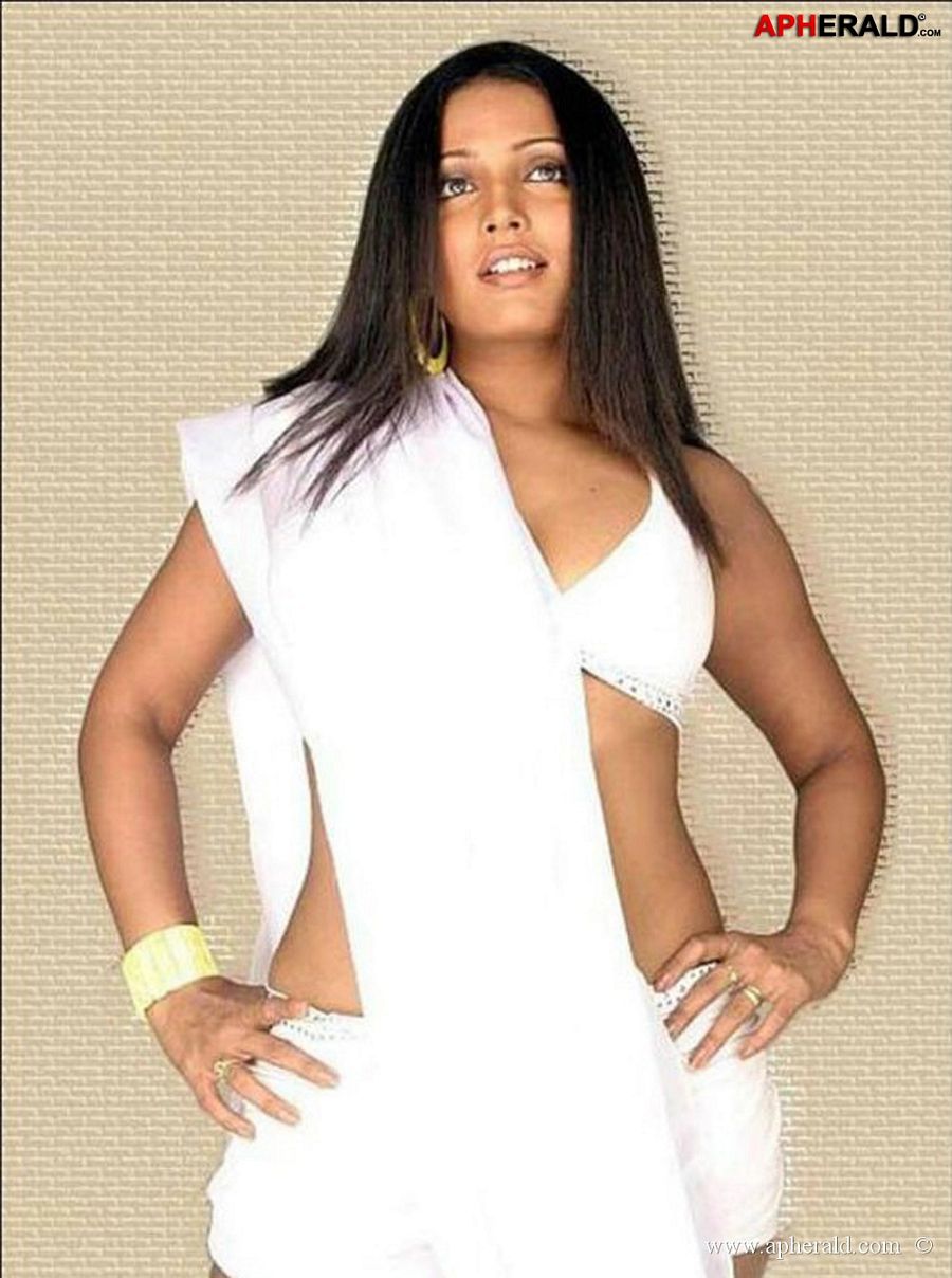 Meghna Naidu Hot and Sexy Photo Pics