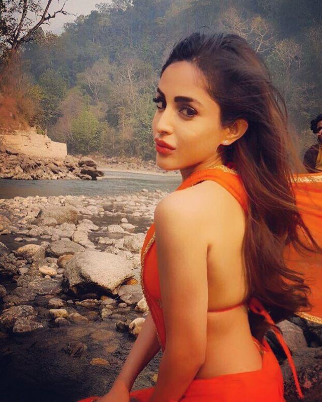 Mind Blowing Priya Banerjee Hot Cleavage & Navel Show Photos