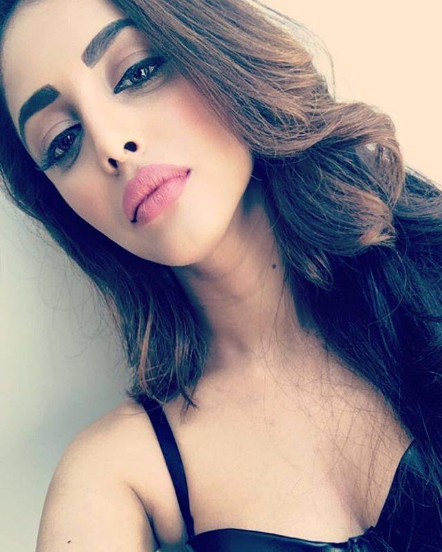 Mind Blowing Priya Banerjee Hot Cleavage & Navel Show Photos