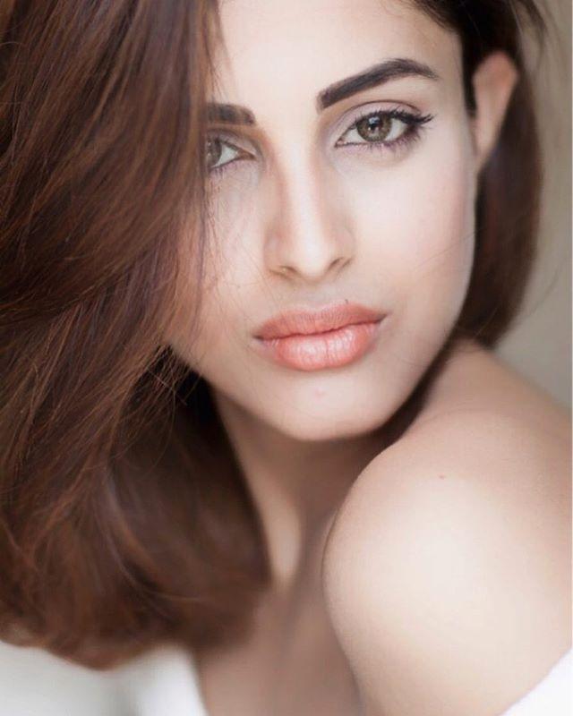 Mind Blowing Priya Banerjee Hot Cleavage & Navel Show Photos