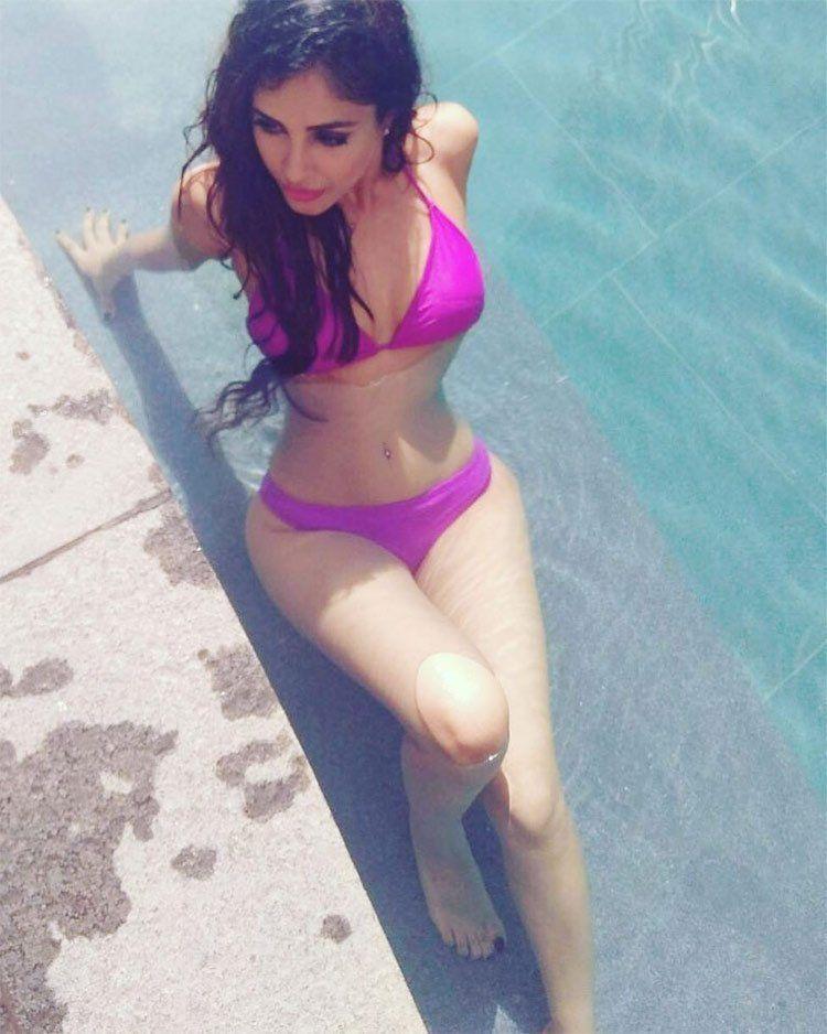 Mind Blowing Priya Banerjee Hot Cleavage & Navel Show Photos