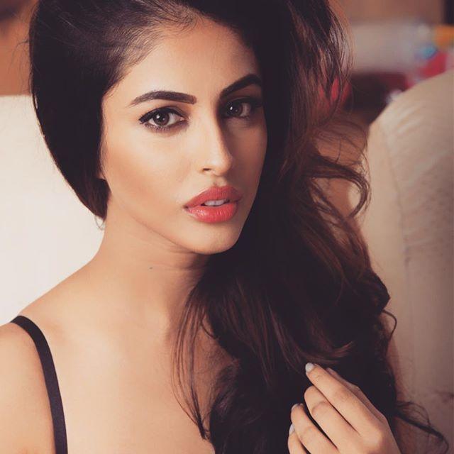 Mind Blowing Priya Banerjee Hot Cleavage & Navel Show Stills