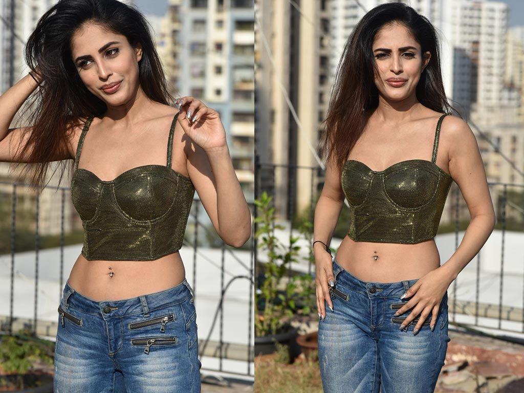 Mind Blowing Priya Banerjee Hot Cleavage & Navel Show Stills