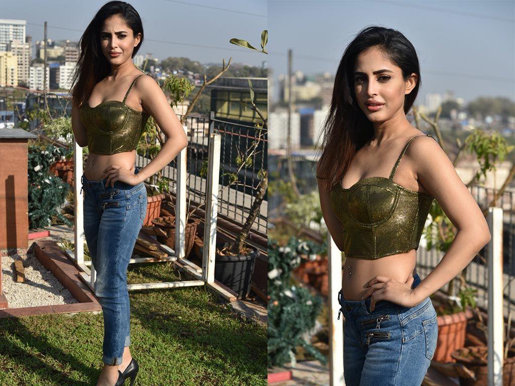 Mind Blowing Priya Banerjee Hot Cleavage & Navel Show Stills