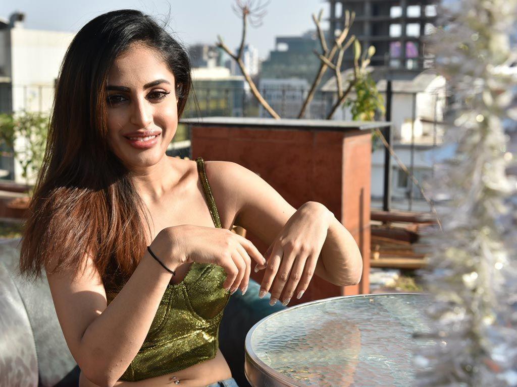 Mind Blowing Priya Banerjee Hot Cleavage & Navel Show Stills