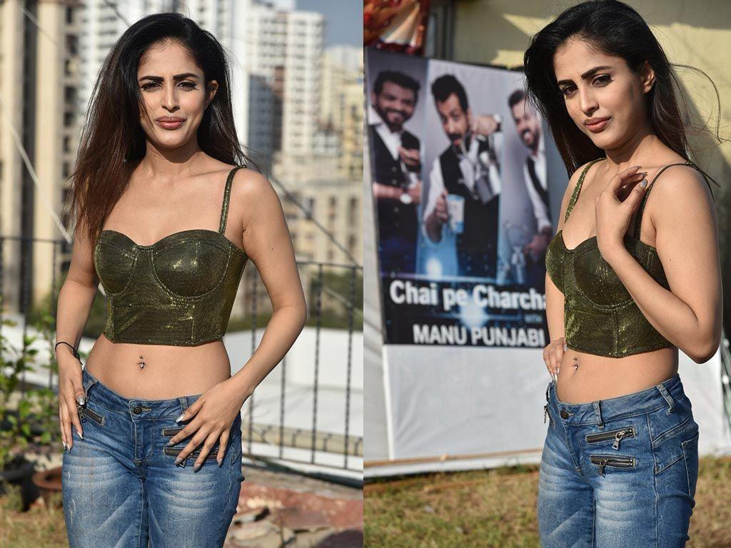 Mind Blowing Priya Banerjee Hot Cleavage & Navel Show Stills
