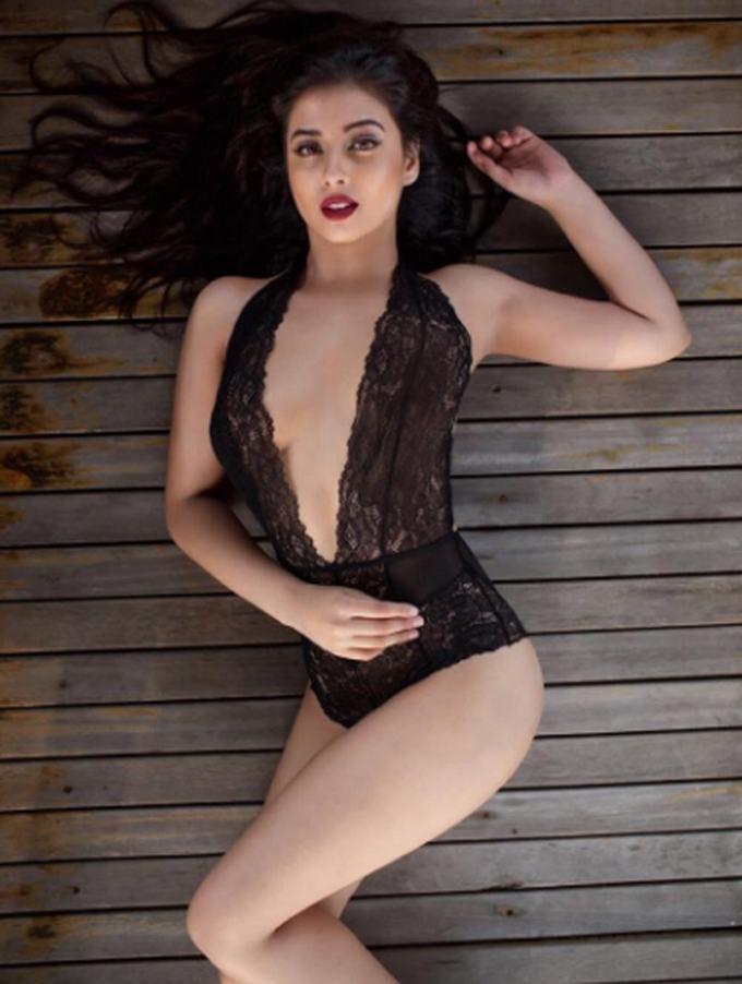 Model Sameea Bangera hot & sexy Cleavage Show Stills