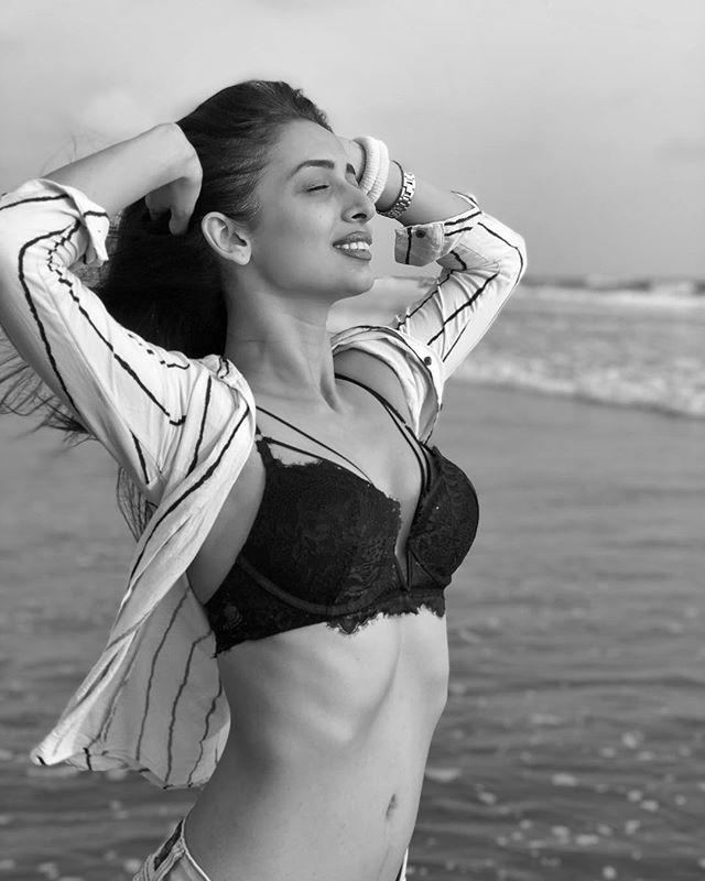 Model cum Actress Heena Panchal Hot & Spicy Bikini Stills