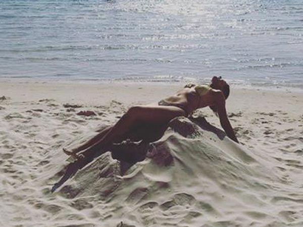 Nargis Fakhri Spotted in Bikini shares latest Pictures on Instagram & Looks WOW!