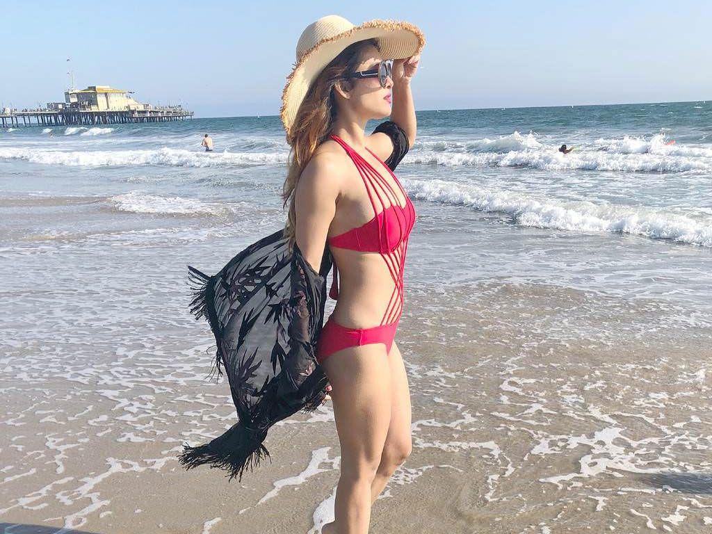 Neha Malik Super Smoking Hot & Spicy Bikini Pics