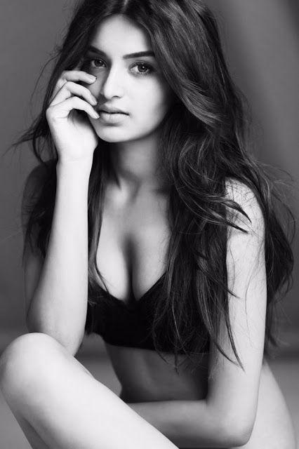 Nidhhi Agerwal Hot & Spicy Huge Cleavage Show Photos