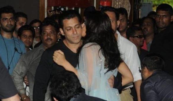 OMG! Sudden Kisses Shocked Bollywood Stars