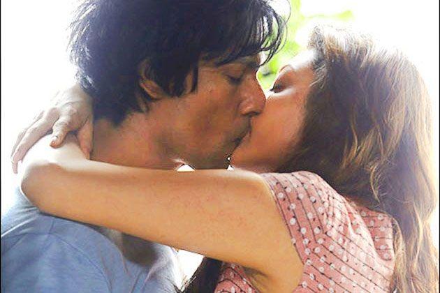 OMG! Sudden Kisses Shocked Bollywood Stars