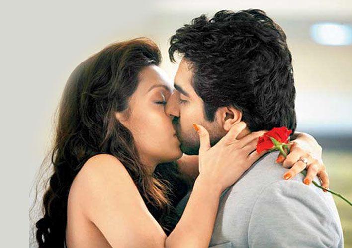 OMG! Sudden Kisses Shocked Bollywood Stars