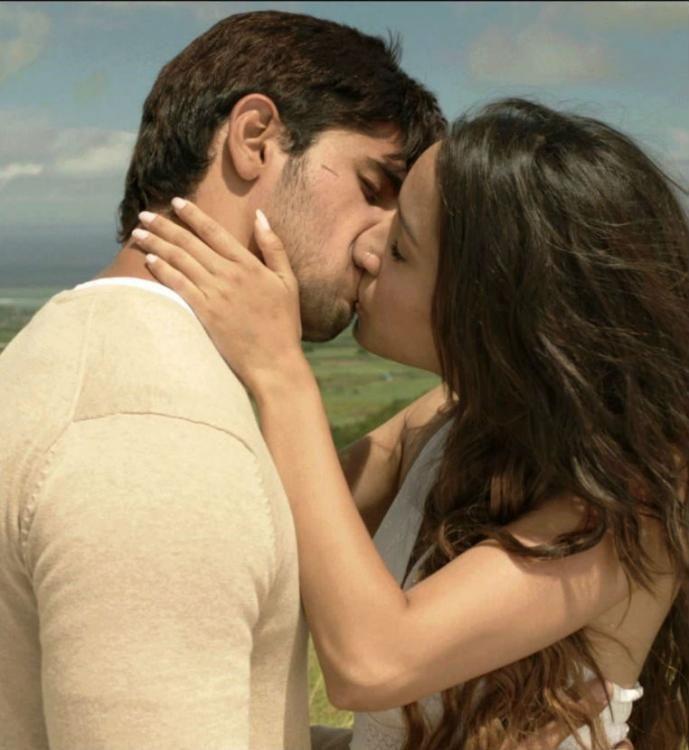 OMG! Sudden Kisses Shocked Bollywood Stars