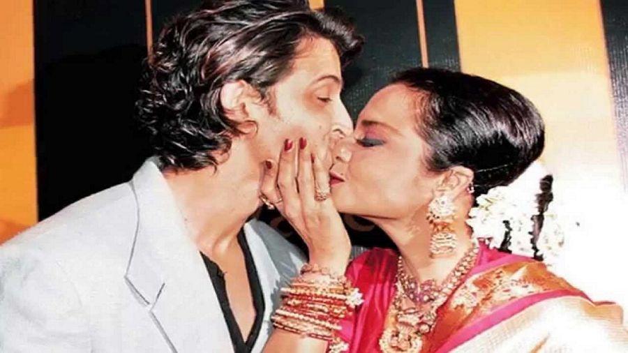 OMG! Sudden Kisses Shocked Bollywood Stars