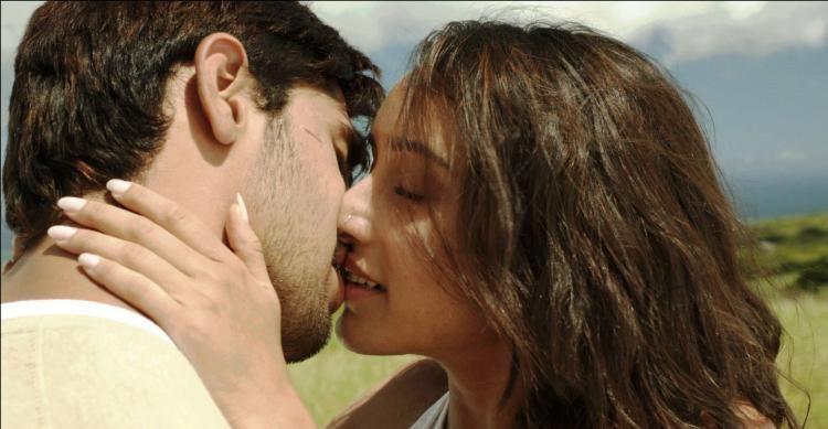 OMG! Sudden Kisses Shocked Bollywood Stars