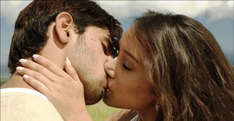 OMG! Sudden Kisses Shocked Bollywood Stars