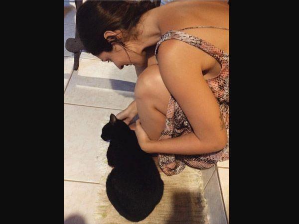 OMG! This Actress takes INTERNET by STORM by uploading her BIKINI photos from Vacation