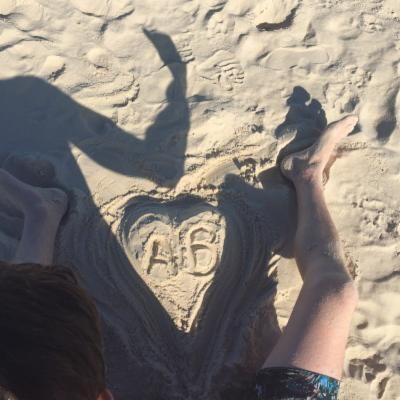 OMG! This Actress takes INTERNET by STORM by uploading her BIKINI photos from Vacation