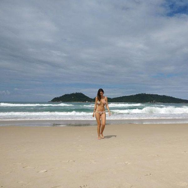 OMG! This Actress takes INTERNET by STORM by uploading her BIKINI photos from Vacation