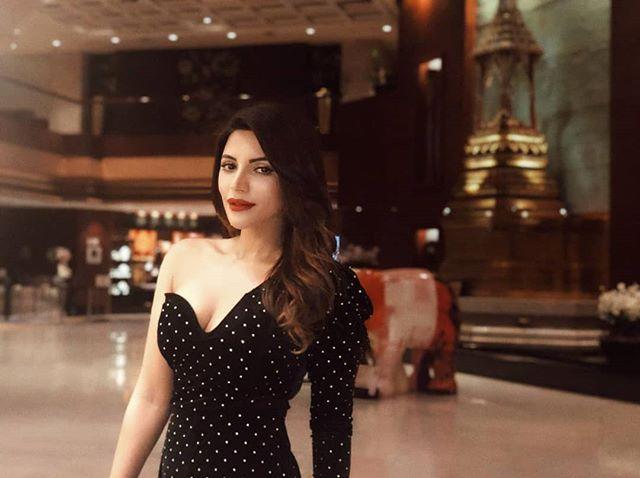 Oh-La-La! Shama Sikander again spreads hotness on the internet Bikini Photos