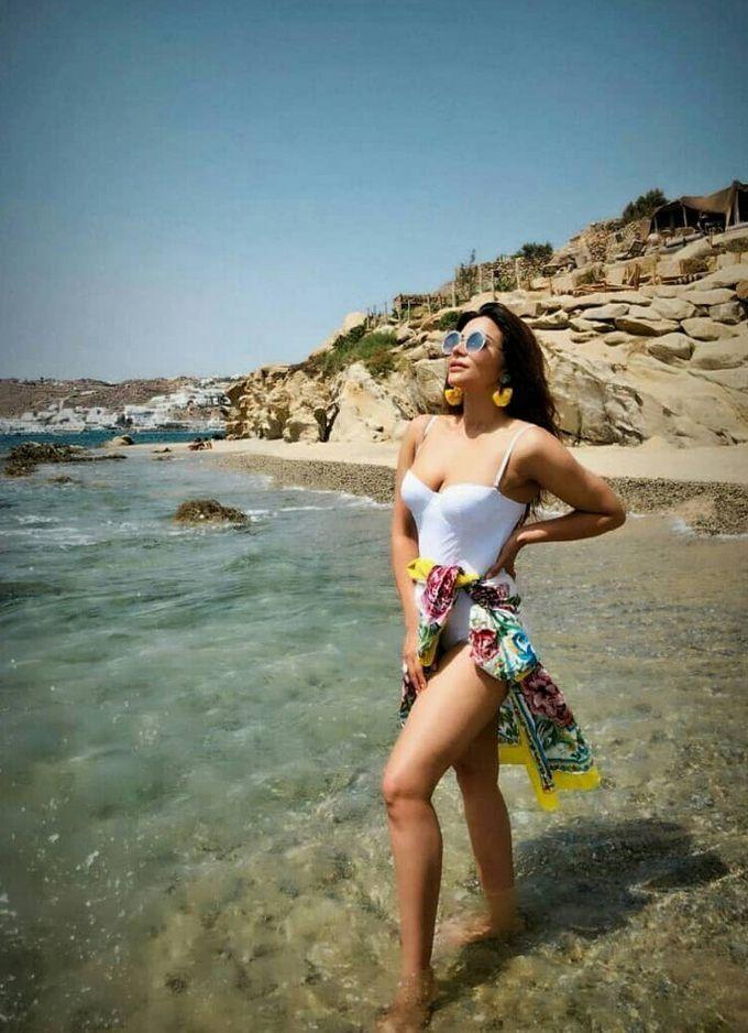 Oh-La-La! Shama Sikander again spreads hotness on the internet Bikini Photos