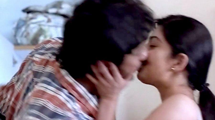 Oops!! ACTRESS KISSES CO-ACTRESS at SHOOTING PHOTOS GOES VIRAL